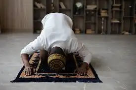 Bacaan Niat Sholat Jamak Takhir Maghrib dan Isya Beserta Tata Caranya