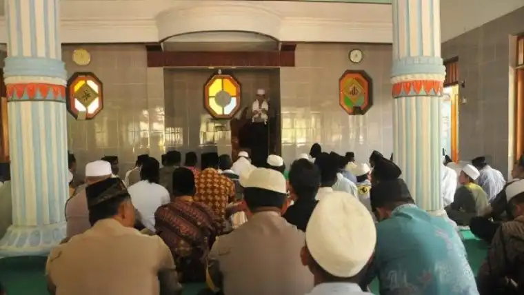 Bacaan Niat Sholat Jumat Jadi Imam dan Makmum Berserta Tata Caranya