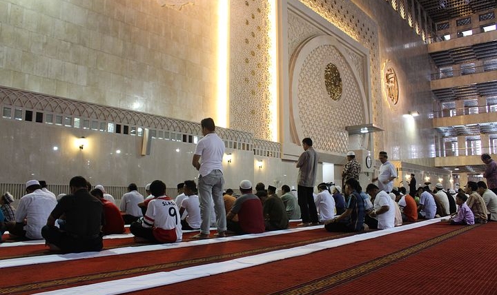 Bacaan Niat Tahiyatul Masjid Arab dan Latin