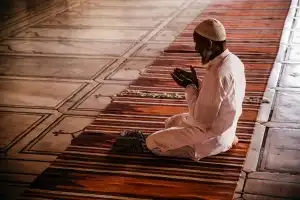 Merasakan Kenyamanan, Hukum Orang Berzina tapi Sholat
