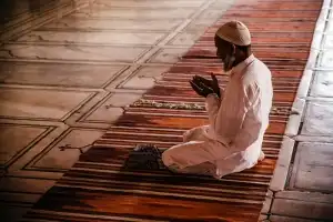 Niat Menqodho Sholat Maghrib
