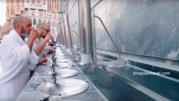 Jamaah yang meminum air zam zam dari kran secara langsung. Tentu saja, mereka membaca doa minum air zam zam sebelumnya.