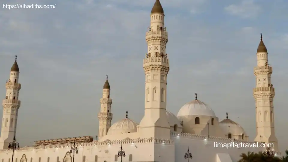 Masjid Quba Madinah selain menarik dari sejarahnya, juga karena berbagai keutamannya. Sehingga menjadi tempat berziarah kaum muslim.