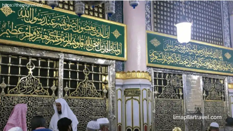 Setiap tahun, jutaan kaum muslim berziarah ke makam nabi Muhammad yang ada di Madinah.