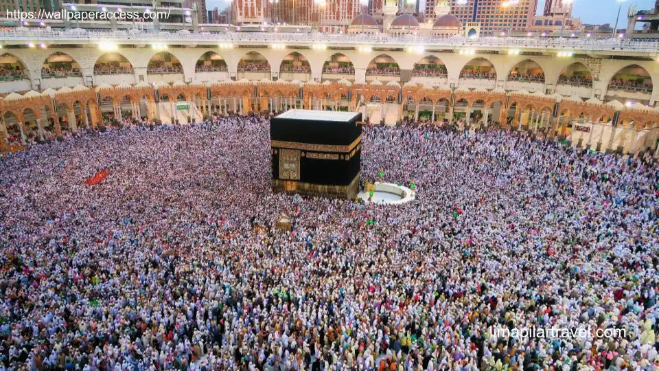 Jamaah umroh mandiri dan reguler yang sedang melaksanakan ibadah. Pahami berbagai syarat legalnya untuk umroh mandiri.