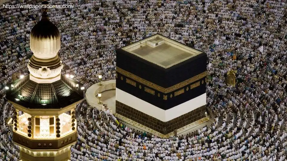 Jamaah yang sedang beribadah di depan ka'bah. Ini adalah salah satu rukun haji yang harus dilakukan.