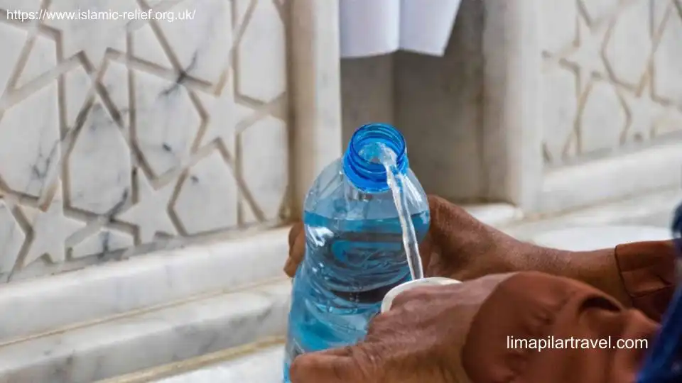 Manfaat air Zam Zam sudah dikenal luas dan terbukti secara ilmiah menyehatkan. Air ini murni dan steril.