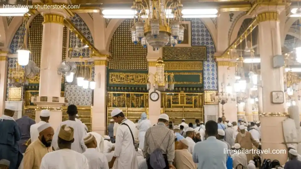 Gambaran kesibukan jamaah umroh yang sedang membaca doa di Raudhah.