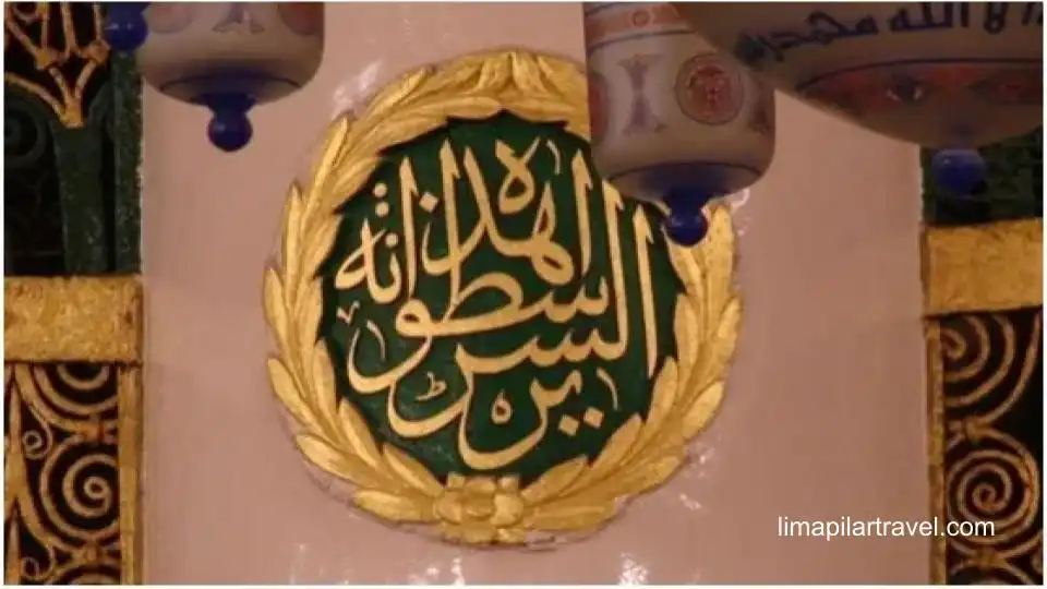 Salah satu nama yang ada di tiang Raudhah. Setiap nama memiliki arti dan sejarahnya tersendiri.
