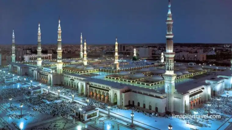 Masjid Nabawi Madinah di malam hari terlihat megah dan mewah dan penuh dengan berkah.