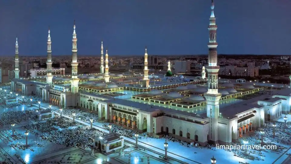 Potret Masjid Nabawi Madinah di malam hari secara keseluruhan. Masjid ini terlihat sangat megah.