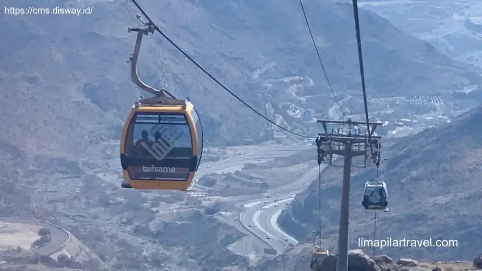 Kereta gantung Thaif warna kuning yang sedang beroperasi. Pemandangan dari kereta sangat mengagumkan.