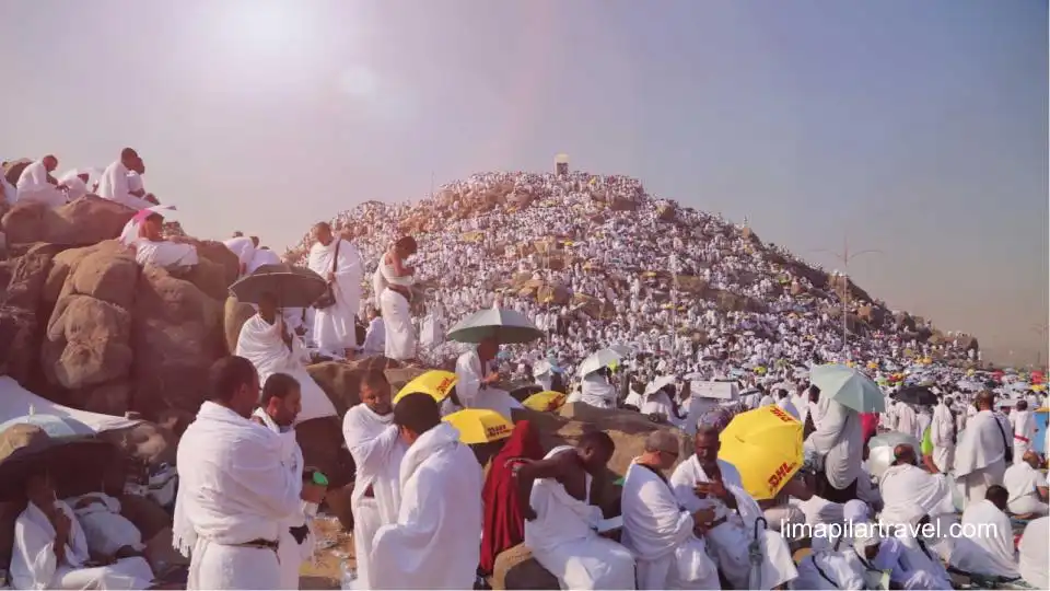 Gambaran Padang Arafah di musim haji. Ini adalah salah satu destinasi wajib saat city tour Makkah walau bukan di musim haji.