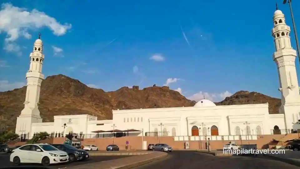 Salah satu dari masjid Tujuh yang ada di kawasan Khandaq. Kisah perang Khandaq bisa menambah keimanan dengan berziarah.
