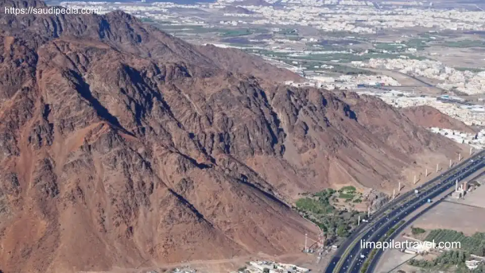 Inilah Jabal Uhud atau Gunung Uhud yang menjadi salah satu destinasi city tour Madinah.