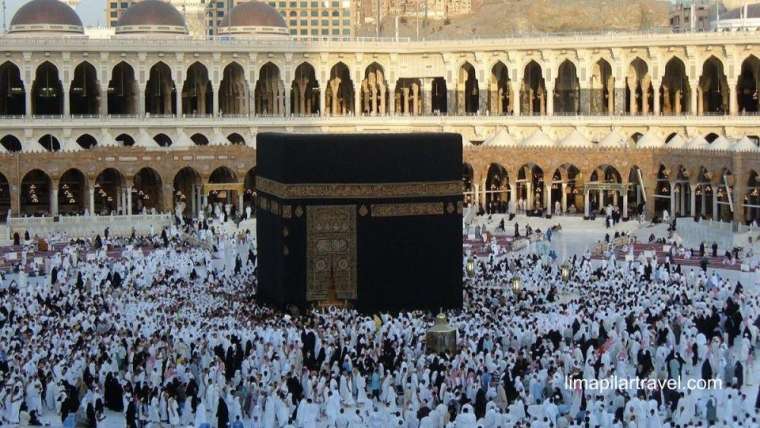 Jamaah yang tertib beribadah di depan Ka'bah. Syarat menjadi muthawif harus terpenuhi agar bisa mengarahkan jamaah beribadah dengan tertib.