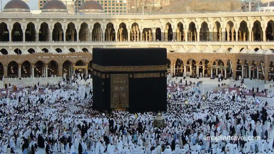 Jamaah yang tertib beribadah di depan Ka'bah. Syarat menjadi muthawif harus terpenuhi agar bisa mengarahkan jamaah beribadah dengan tertib.