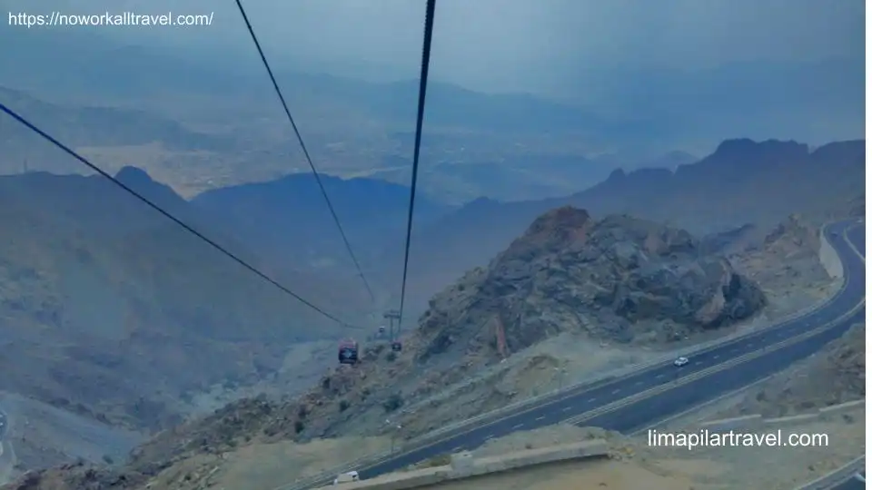 Inilah gambaran dari dalam kereta gantung Thaif. Pemandangan yang sangat instagramable dapat Anda saksikan dari kereta.