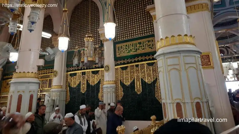 Potret jamaah umroh yang sedang shalat dan memanjatkan doa di Raudhah dengan penuh kekhusyukan.