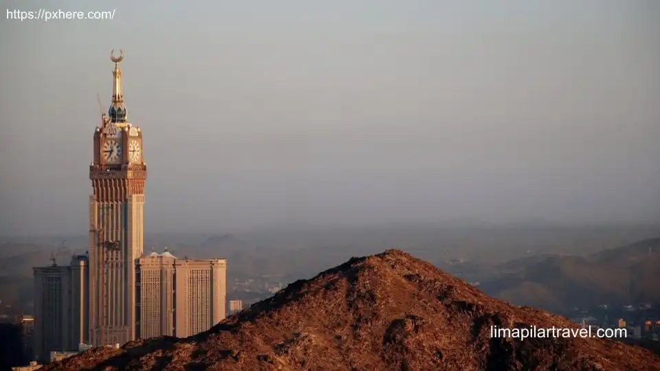 Zam Zam Tower dapat dilihat dari kejauhan hingga lebih dari 20 km. Gedung ini menjulang tinggi dan sangat ikonik.