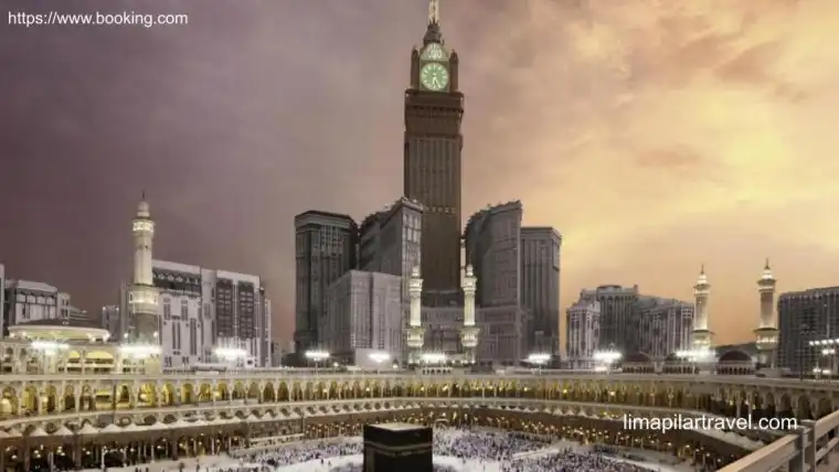 Zam Zam Tower terlihat sangat megah dan mewah di antara bangunan lain di sekitarnya.