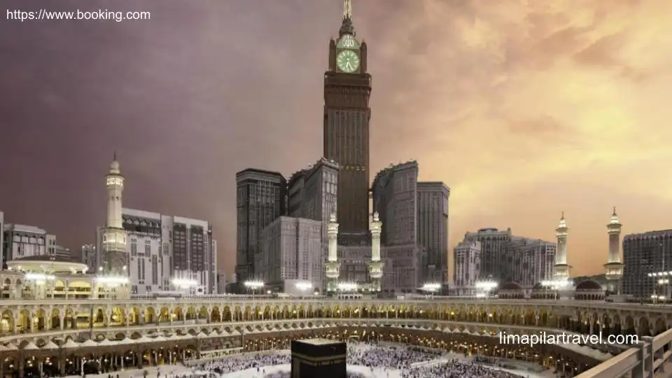 Zam Zam Tower terlihat sangat megah dan mewah di antara bangunan lain di sekitarnya.