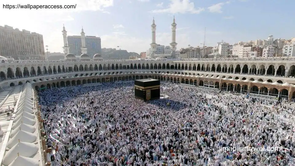 Jamaah umroh mandiri sedang khusyuk melakukan rangkaian ibadah di Masjidil Haram.