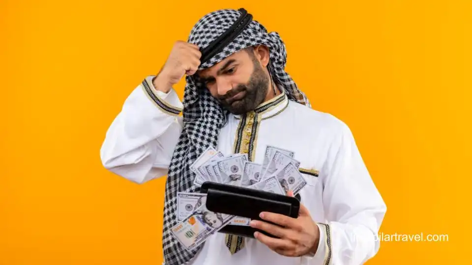 Seorang pria yang pusing memikirkan biaya umroh mandiri yang ternyata tidak berbeda dengan umroh reguler via biro profesional.