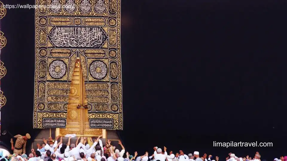 Jamaah yang sedang berdoa di depan Ka'bah. Multazam adalah tempat yang mustajab untuk berdoa dan sesuai sunnah.