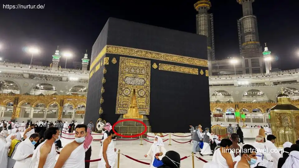 Multazam adalah dinding Ka'bah di antara Hajar Aswad dan pintu Ka'bah, yang diberi tanda lingkaran merah.