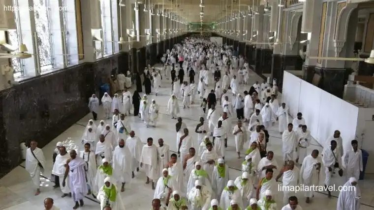 Jamaah yang sedang beribadah. Mereka harus menghindari larangan umroh agar ibadah sah.