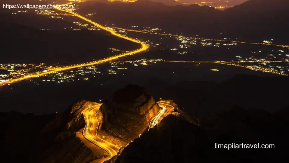 Pemandangan Thaif di malam hari yang indah. Thaif adalah kota yang awalnya menolak dakwah tapi kemudian menerima Islam.